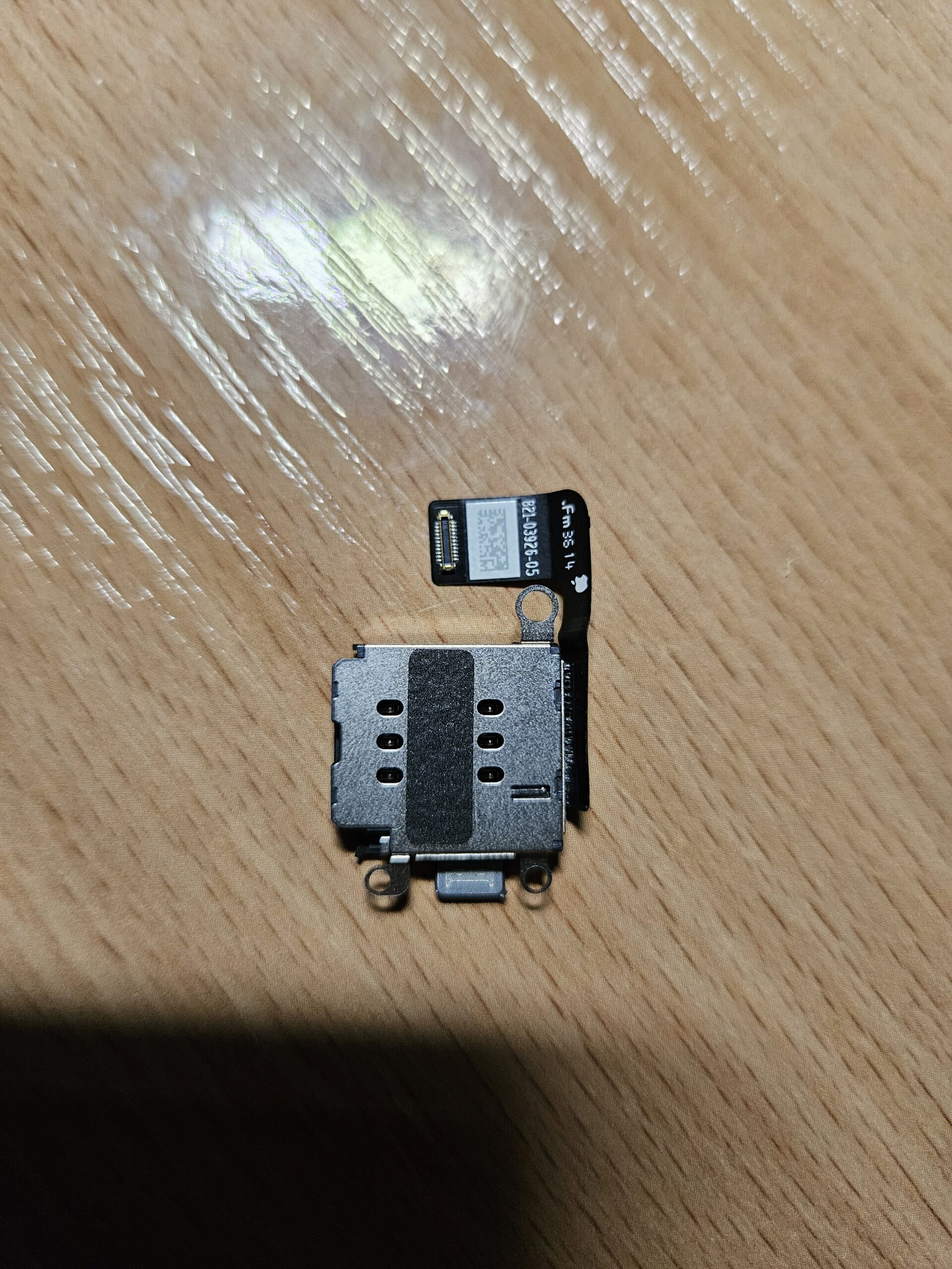 Iphone 14 сім приймач зчитувач